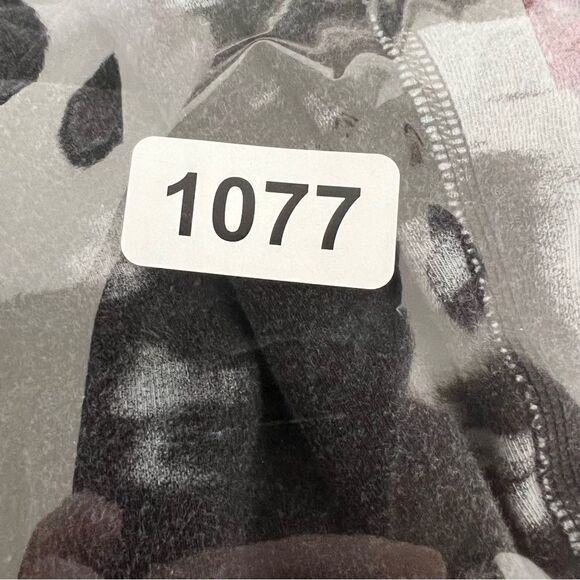 Nike women’s size medium, cropped dri-fit tie-dye leggings, no pockets - Picture 4 of 4